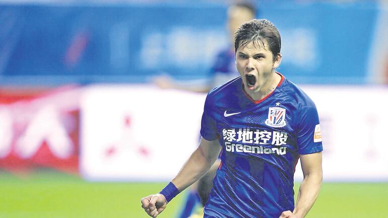 Óscar David Romero Villamayor (4 de julio de 1992) celebra  un gol con Shanghái Shenhua.