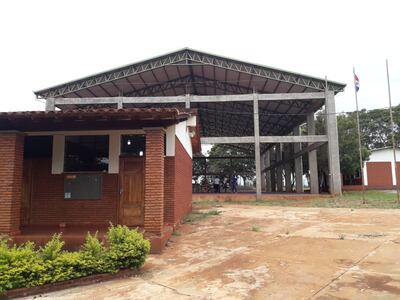 Una vista del colegio donde, pese a que todavía no iniciaron formalmente las clases, los estudiantes se instalaron en el lugar a modo de protesta.