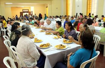 cientos-de-personas-participaron-ayer-de-la-tallarinada-organizada-por-la-pastoral-social-arquidiocesana--195420000000-1651067.jpg