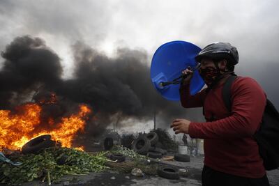 Manifestantes queman llantas en las calles aledañas a la sede de la Contraloría cuando se cumplen 10 días de protestas contra el Gobierno este sábado, en Quito (Ecuador). La Policía de Ecuador y el movimiento indígena que protesta por la eliminación de los subsidios a los combustibles volvieron a enfrentarse este sábado desde primera hora en una continuación de los duros episodios de la víspera, lo que dejó nuevos heridos y el centro de la ciudad bloqueado. Los disturbios se concentraron esta vez en torno al parque El Arbolito, el espacio público tomado por los miles de miembros de la Confederación de Nacionalidades Indígenas del Ecuador (Conaie) llegados a la capital en los últimos días.