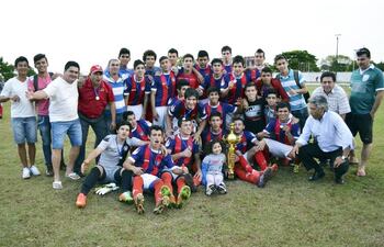 la-plantilla-de-la-sub-18-de-cerro-de-franco-que-se-quedo-con-el-titulo-de-la-categoria-en-el-torneo-de-las-divisiones-inferiores-de-la-liga-deporti-214159000000-1138305.jpg