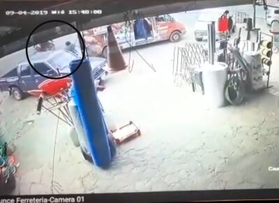 Momento en el que el ahora fallecido persigue a los ladrones que le robaron.