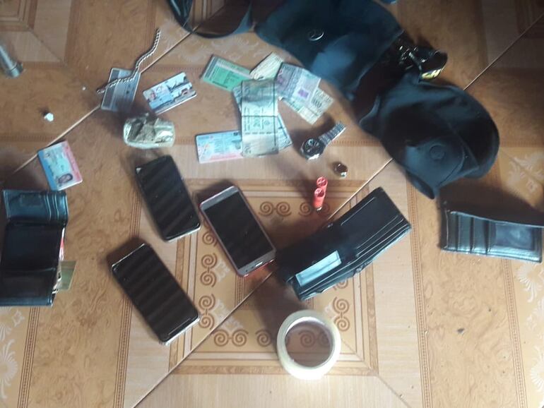 Elementos incautados en una de las viviendas vincularía a la banda con otros atracos en la zona.