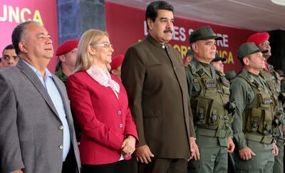 El régimen chavista, hoy encabezado por Nicolás Maduro (c), ha implantado en Venezuela un régimen dictatorial y corrupto.