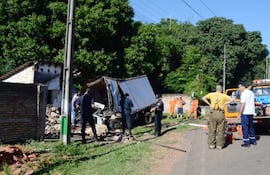 el-camion-de-cargas-se-estrello-contra-una-vivienda-luego-de-colisionar-con-otro-rodado-en-la-ruta-2--233536000000-1771222.jpg