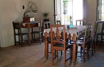 maderas-nobles-muebles-de-estilo-otorgan-elegancia-al-comedor-diario-donde-se-oye-musica-de-vitrola--213022000000-530851.jpg