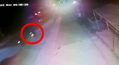 Momento en que las jóvenes caen al pavimento, intentando huir de los delincuentes.