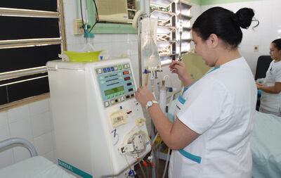 Una de las máquinas para el tratamiento, ubicada en el pabellón de hemodiálisis del Hospital Regional de Encarnación.