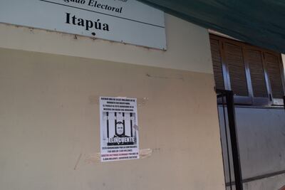 Un cartel con la imagen del intendente con la frase "delincuente" se observa en la fachada de la Justicia Electoral de Itapúa.