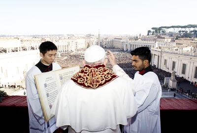 El papa Francisco impartiendo la tradicional bendición Urbi et orbi (a la ciudad y al mundo), en el día de Navidad.