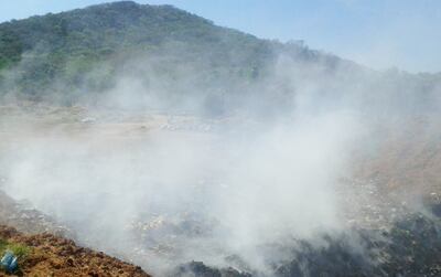 La quema de basuras se realiza a cualquier hora en el vertedero y ocasiona la contaminación del aire con el humo. El predio se encuentra a seis kilómetros del casco urbano.