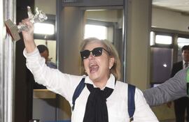 con-su-oso-de-plata-en-alto-y-un-grito-de-alegria-ana-brun-saludo-a-su-arribo-al-aeropuerto-silvio-pettirossi-la-actriz-protagonista-de-las-hereder-220759000000-1684114.jpg