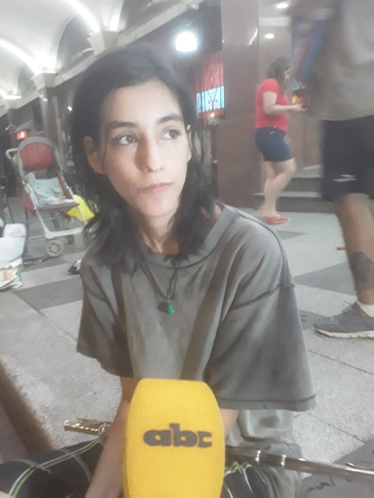 Angie, la flautista que sorprende en el microcentro.