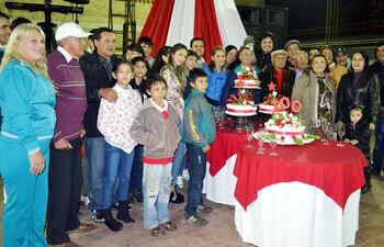 benito-ruiz-diaz-con-quepis-en-medio-de-sus-hijos-nietos-y-bisnietos-el-festejo-tuvo-lugar-en-la-casa-del-maestro-de-san-juan-bautista-misiones--214508000000-554630.jpg