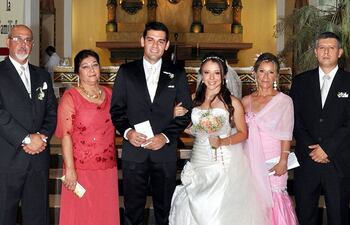 fueron-padrinos-de-la-boda-rafael-resquin-sanabria-y-elizabeth-villalba-de-resquin-graciela-carbajal-de-gonzalez-y-juan-alberto-gonzalez-lopez--210035000000-1031629.jpg