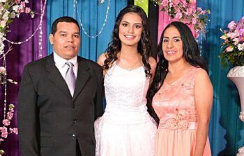 la-joven-junto-a-sus-padres-isabelino-lopez-y-graciela-mendoza--190933000000-1512706.jpg