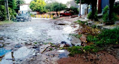 De este tipo de pérdidas está llena Asunción. Existen 9 caños rotos por cada kilómetro y lo indicado es solo dos.