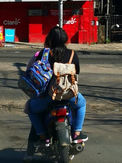 Motociclistas sin casco ni chapa.