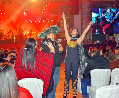 La vocalista del grupo Oasis de Villarrica, Emmanuela López, animando al  público de Paso Yobái.