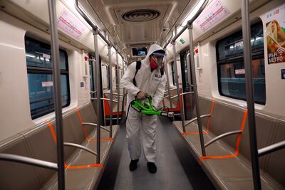 Un empleado fumiga al interior de un vagón del metro, el 19 de marzo de 2020, en Ciudad de México (México).