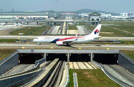 un-avion-de-malaysia-airlines-se-prepara-para-despegar-en-el-aeropuerto-de-kuala-lumpur-la-compania-aerea-pierde-uno-a-dos-millones-de-dolares-por-d-202821000000-1113515.jpg
