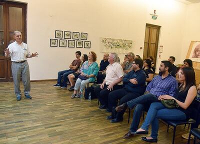 El musicólogo polaco Piotr Nawrot, dirigiéndose a los asistentes.