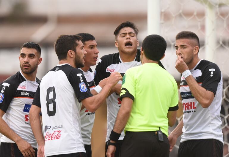 Las protestas de los futbolistas de General.