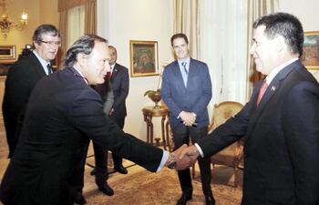 rafael-gomez-del-rio-izq-representante-de-la-empresa-sacyr-saludando-al-presidente-de-la-republica-horacio-cartes-durante-una-visita-en-abril-204358000000-1576257.jpg