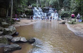 el-salto-escondido-tupsy-ykua-realmente-parece-que-se-encontraba-escondido-en-el-departamento-del-guaira-pues-hace-poco-que-empezo-a-convertirse-e-215440000000-1545339.jpg