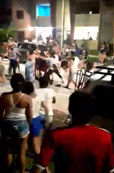 Vecinos del barrio San Francisco se tomaron a empujones ayer.