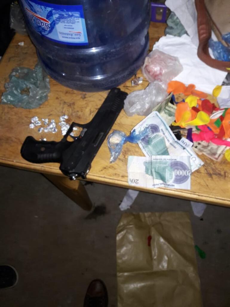 Una de las armas -algunas reales y otras de juguete- que eran usadas para los asaltos.