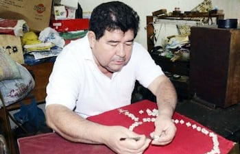 el-artesano-luqueno-salvador-alvarenga-franco-fabrico-un-rosario-de-59-bolitas-especialmente-para-el-papa--223842000000-1366363.jpg