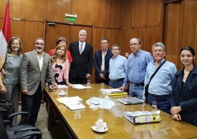Miembros del Movimiento Salvemos al Parque Guasu durante la reunión con el ministro Wiens hace  10 meses en el MOPC.