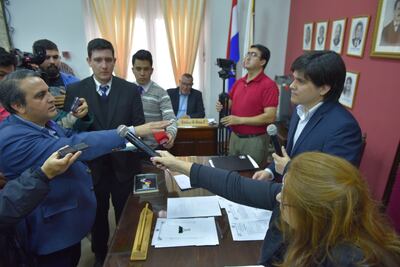 El presidente saliente de la Junta Municipal de Villarrica, Juan José Unger (ANR), tomA juramento a su reemplazante Saúl Maidana (PLRA), este martes.