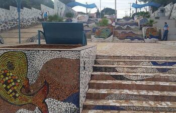 el-artista-ruben-sykora-intervino-con-mosaiquismo-la-escalinata-del-barrio-san-pedro-de-encarnacion--200152000000-1362314.jpg