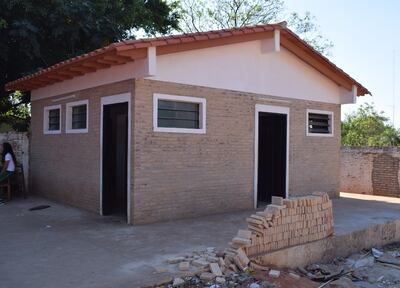 Este pequeño baño del colegio “Isidoro Zaracho” costó G. 106 millones a la Comuna de Luque y ya presenta problemas.