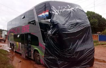 este-es-el-bus-que-se-involucro-en-el-accidente-en-la-madrugada-de-ayer-en-la-zona-de-caaguazu-llevaba-40-pasajeros-quienes-salieron-ilesos--210702000000-1066076.jpg