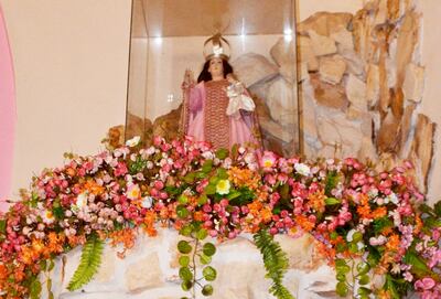 La imagen de la Virgen del Rosario venerada en Itacurubí de la Cordillera posa sobre una base de hecha de piedras.