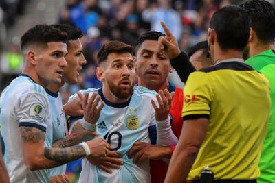 Lionel Messi le reclama su expulsión al árbitro paraguayo.