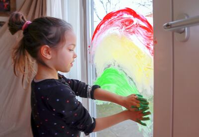 Creatividad en casa: las ventanas sirven de pizarra transparente para pintar dibujos.