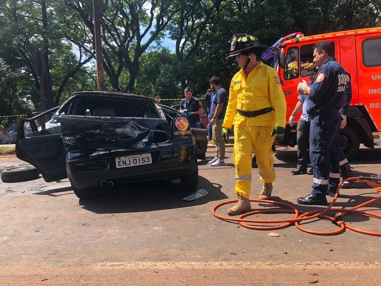 El vehículo quedó completamente destrozado debido al impacto.