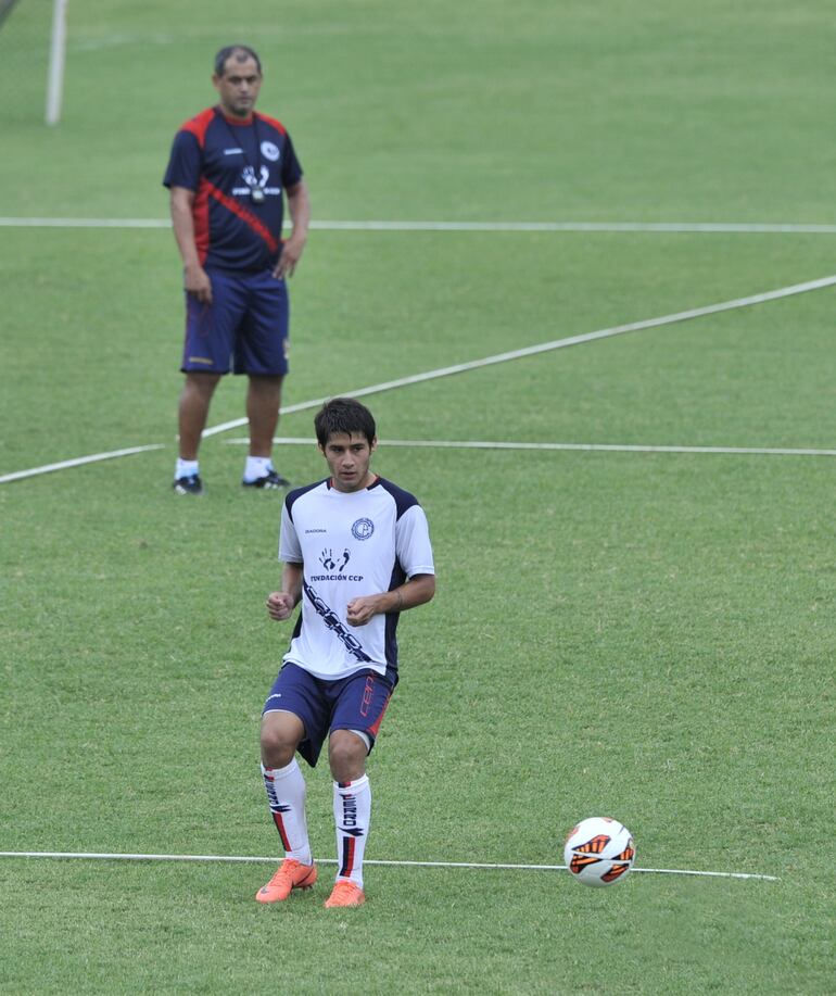 Arce observa al entonces azulgrana Iván Torres durante una práctica.