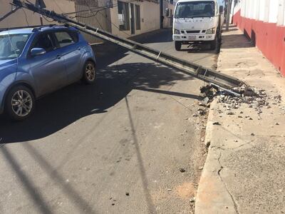 Columna dañada cae sobre un auto