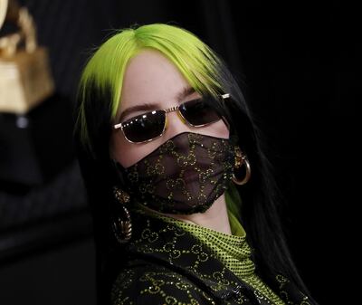 Bilie Eilish, una de las grandes protagonistas de la noche, en su arribo a la alfombra roja del Staples Center de Los Ángeles.