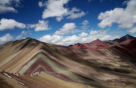 la-montana-arcoiris-todavia-es-un-destino-de-viaje-practicamente-desconocido-en-peru-aunque-poco-a-poco-se-esta-convirtiendo-en-una-autentica-atracci-104629000000-1649870.jpg