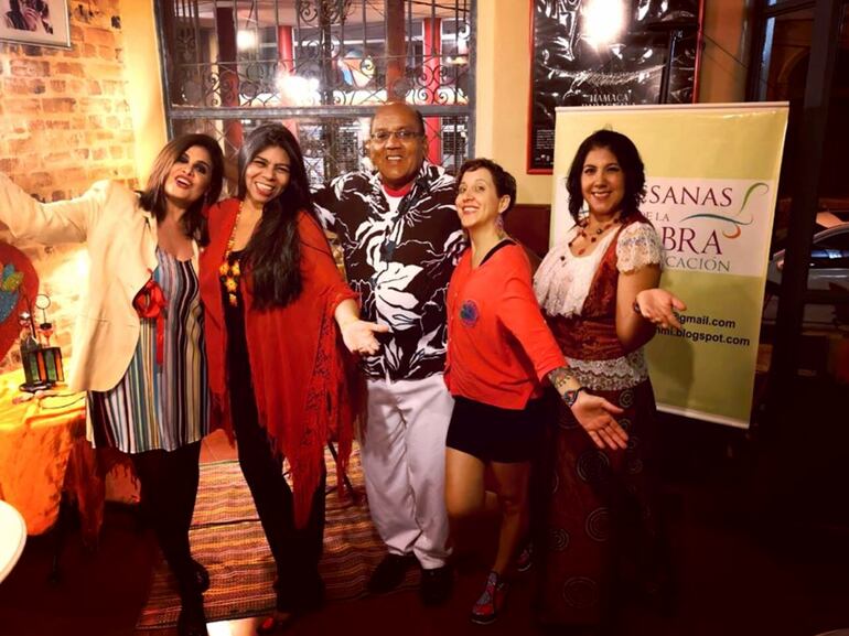 Alhelí Gosling, Laura Ferreira, Yiyo Ferreira, Mariel Von Nowak y Aura Brítez, integran Artesanas de la Palabra.