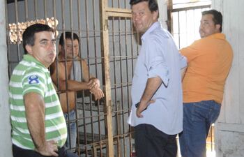 el-intendente-portillo-d-y-el-concejal-paez-i-ayer-durante-una-visita-en-su-celda-a-estigarribia-romero-en-la-comisaria-5-de-curuguaty--194651000000-1282293.jpg