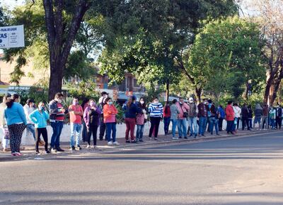 Filas interminables en las entradas de los supermercados.
