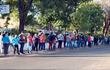 Filas interminables en las entradas de los supermercados.