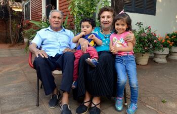 eilso-riveros-caballero-89-y-avelina-zarate-de-riveros-86-con-sus-nietos--203504000000-1506970.jpg